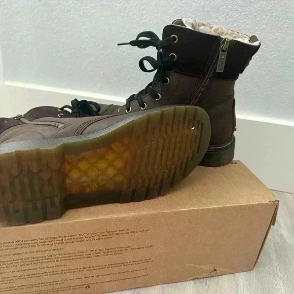 Dr. MARTENS WOMEN'S FUR LINED LACE UP BOOTS Dark Brown SIZE: 5 - Picture 13 of 14